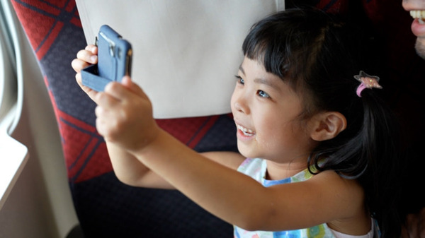 車窓にスマホをかざすと「うさぎ忍者」が走る 移動時間をエンターテインメントにする「にんじゃWINDOW」提供開始