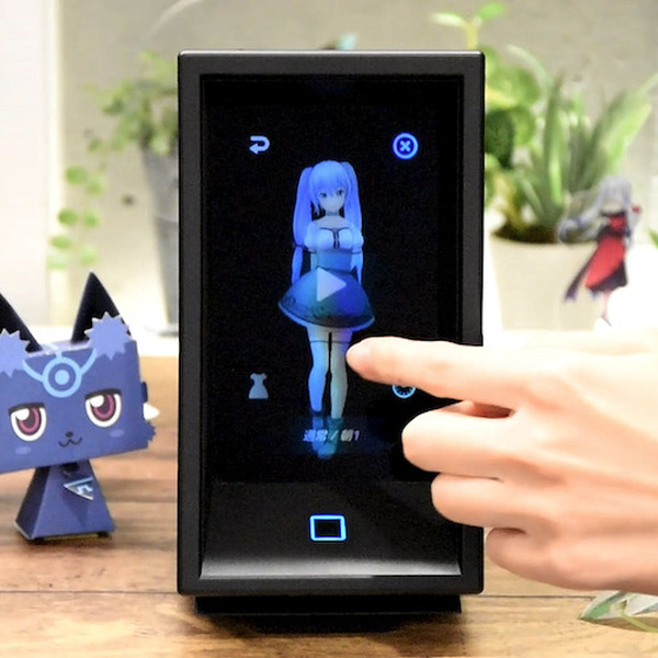 ユピテル 霧島レイがホロ風に浮かび上がる浮遊映像レンズ搭載、エアータッチセンサーでスキンシップ「LVR-01」限定2000台発売