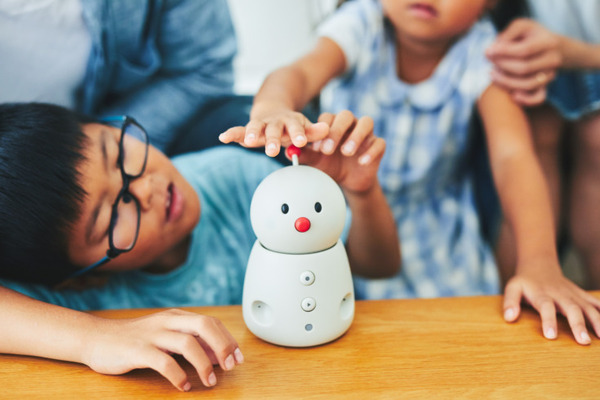 医療IoT機器とファミリーロボット「BOCCO emo」が連動　ユカイ工学「CES 2022」に出展　未発表の新体感プロダクトも初公開へ