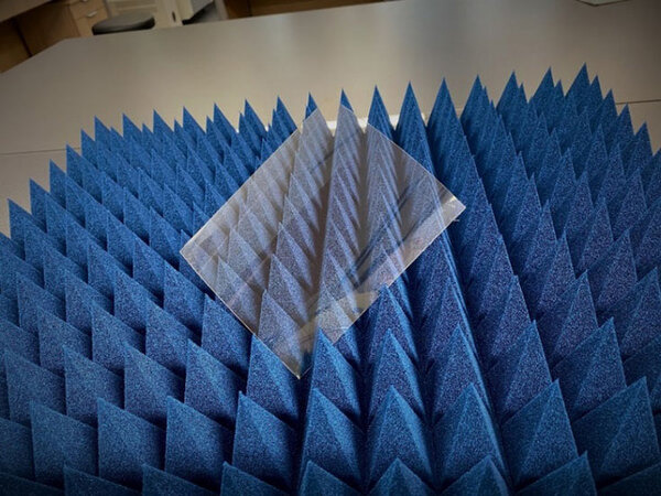 透明フィルムを貼るだけで5G通信の環境を改善　積水化学「5G通信向け透明フレキシブル電波反射フィルム」発表