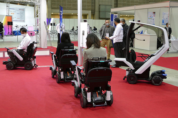 踊る教育用ロボからツアー用モビリティ、ソーラーパネル清掃ロボットまで 「新価値創造展2021」