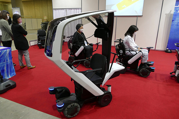 踊る教育用ロボからツアー用モビリティ、ソーラーパネル清掃ロボットまで 「新価値創造展2021」