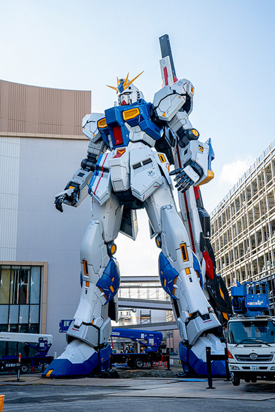 「逆襲のシャア」実物大νガンダム立像、歴代最高の24.8m全景が明らかに！右手をあげた最新写真がこれだ