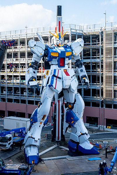 「逆襲のシャア」実物大νガンダム立像、歴代最高の24.8m全景が明らかに！右手をあげた最新写真がこれだ