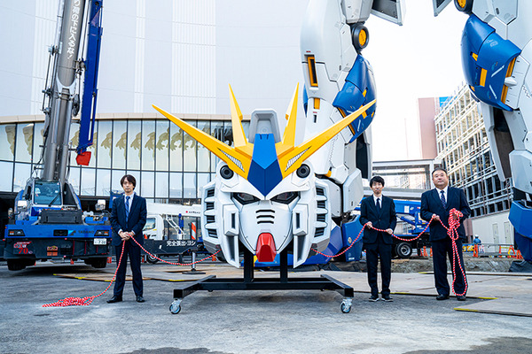 「逆襲のシャア」実物大νガンダム立像、歴代最高の24.8m全景が明らかに！右手をあげた最新写真がこれだ