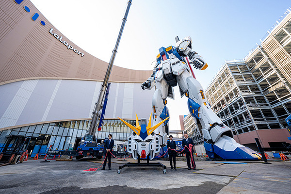「逆襲のシャア」実物大νガンダム立像、歴代最高の24.8m全景が明らかに！右手をあげた最新写真がこれだ