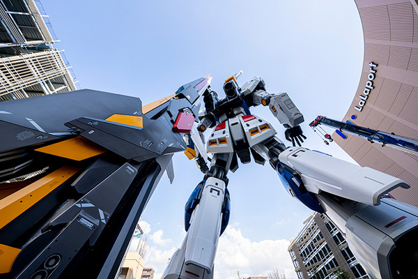 「逆襲のシャア」実物大νガンダム立像、歴代最高の24.8m全景が明らかに！右手をあげた最新写真がこれだ
