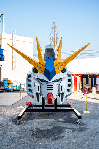 「逆襲のシャア」実物大νガンダム立像、歴代最高の24.8m全景が明らかに！右手をあげた最新写真がこれだ