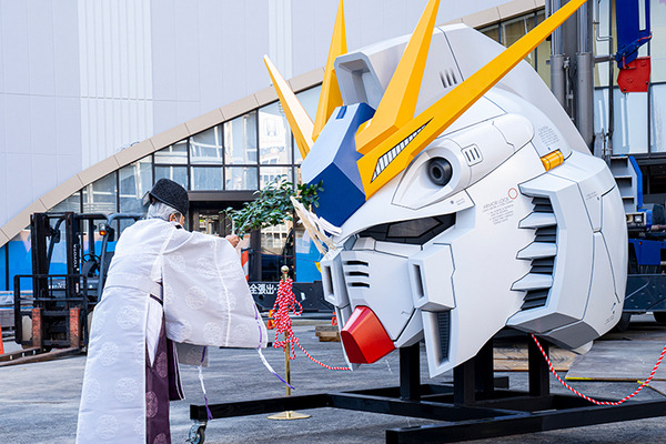 「逆襲のシャア」実物大νガンダム立像、歴代最高の24.8m全景が明らかに！右手をあげた最新写真がこれだ
