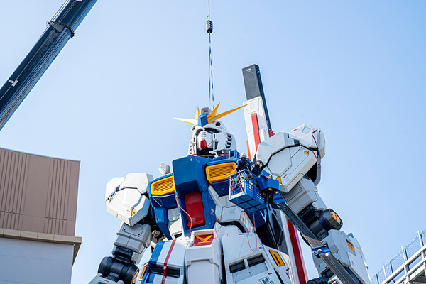 「逆襲のシャア」実物大νガンダム立像、歴代最高の24.8m全景が明らかに！右手をあげた最新写真がこれだ