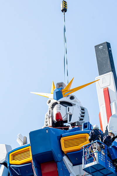 「逆襲のシャア」実物大νガンダム立像、歴代最高の24.8m全景が明らかに！右手をあげた最新写真がこれだ