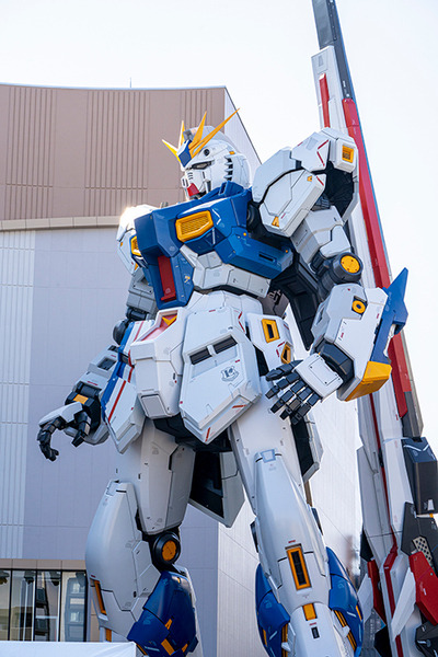 「逆襲のシャア」実物大νガンダム立像、歴代最高の24.8m全景が明らかに！右手をあげた最新写真がこれだ