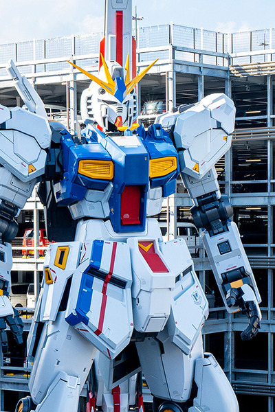 「逆襲のシャア」実物大νガンダム立像、歴代最高の24.8m全景が明らかに！右手をあげた最新写真がこれだ