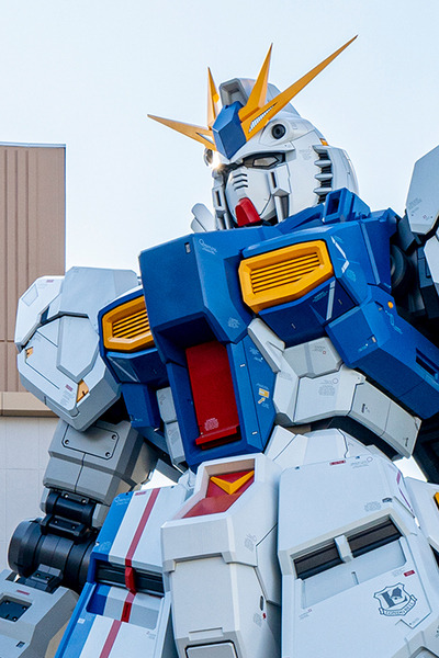「逆襲のシャア」実物大νガンダム立像、歴代最高の24.8m全景が明らかに！右手をあげた最新写真がこれだ