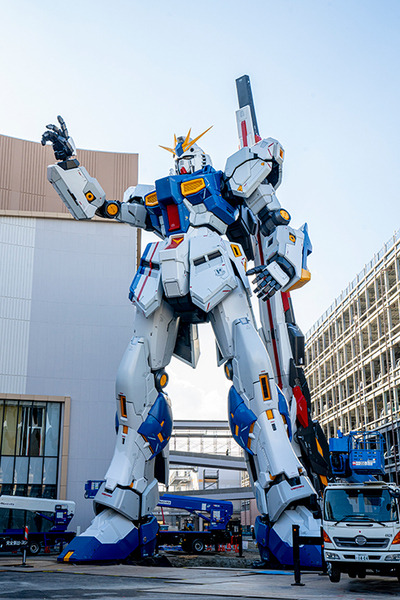 「逆襲のシャア」実物大νガンダム立像、歴代最高の24.8m全景が明らかに！右手をあげた最新写真がこれだ