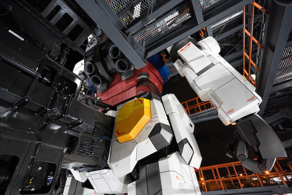 横浜「動く実物大ガンダム」に新演出「F00 /AI Awakening！」導入　2022年元日から開始　GFY新商品情報と一周年企画も紹介