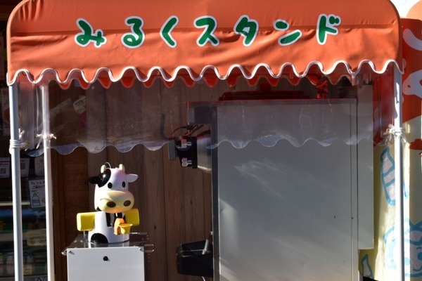 山村乳業 ソフトクリームロボットを「山村みるくがっこう 内宮前店」に導入 看板ロボがお伊勢参りの利用者をおもてなし