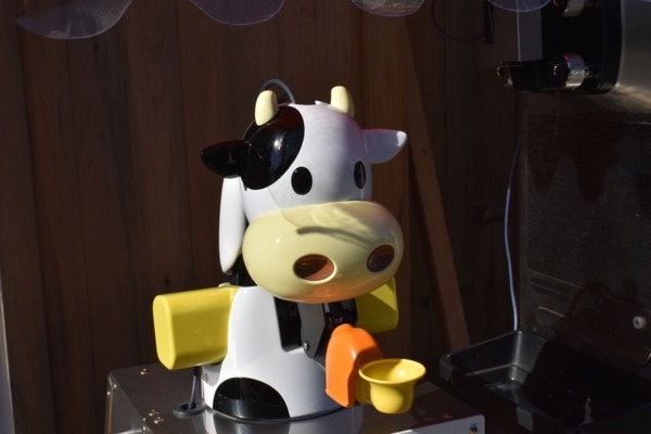 山村乳業 ソフトクリームロボットを「山村みるくがっこう 内宮前店」に導入 看板ロボがお伊勢参りの利用者をおもてなし