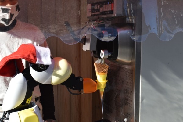 山村乳業 ソフトクリームロボットを「山村みるくがっこう 内宮前店」に導入 看板ロボがお伊勢参りの利用者をおもてなし