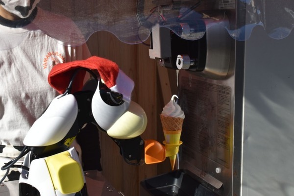 山村乳業 ソフトクリームロボットを「山村みるくがっこう 内宮前店」に導入 看板ロボがお伊勢参りの利用者をおもてなし