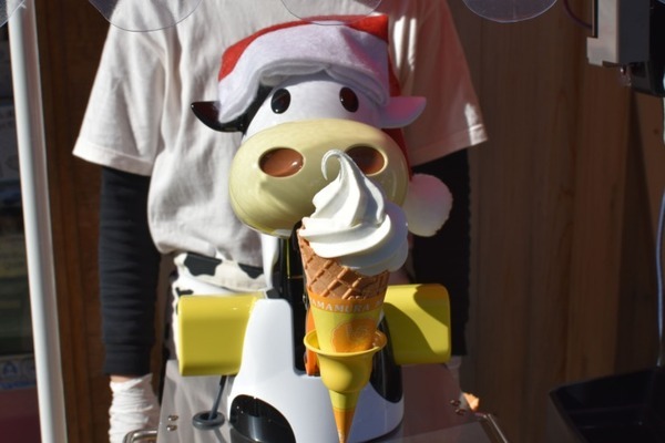 山村乳業 ソフトクリームロボットを「山村みるくがっこう 内宮前店」に導入 看板ロボがお伊勢参りの利用者をおもてなし