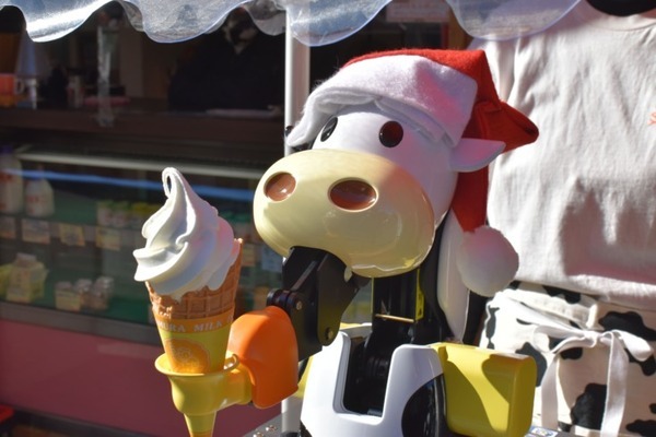 山村乳業 ソフトクリームロボットを「山村みるくがっこう 内宮前店」に導入 看板ロボがお伊勢参りの利用者をおもてなし