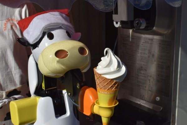 山村乳業 ソフトクリームロボットを「山村みるくがっこう 内宮前店」に導入 看板ロボがお伊勢参りの利用者をおもてなし