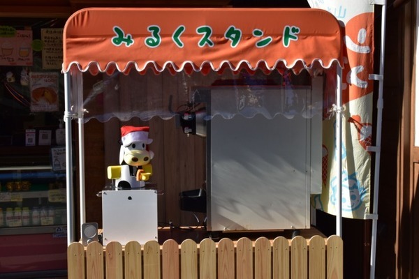 山村乳業 ソフトクリームロボットを「山村みるくがっこう 内宮前店」に導入 看板ロボがお伊勢参りの利用者をおもてなし