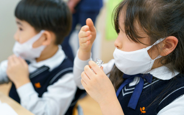 “香り×AI”による次世代教育を小学校1年生が体験 感じ方、表現の違いを学び感性や表現力を育む 愛知教育大学 野田敦敬学長が監修