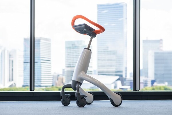 パナソニックの「ウォーク・トレーニング・ロボ」が「2021年日経優秀製品・サービス賞」で最優秀賞を受賞　AIが歩行分析