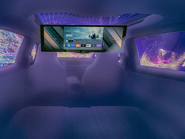 BMWがFire TV搭載の車載用「シアタースクリーン」を公開　Amazonは2022年、Fire TVで社内のエンタテインメント体験を展開