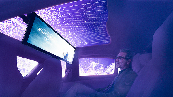 BMWがFire TV搭載の車載用「シアタースクリーン」を公開　Amazonは2022年、Fire TVで社内のエンタテインメント体験を展開