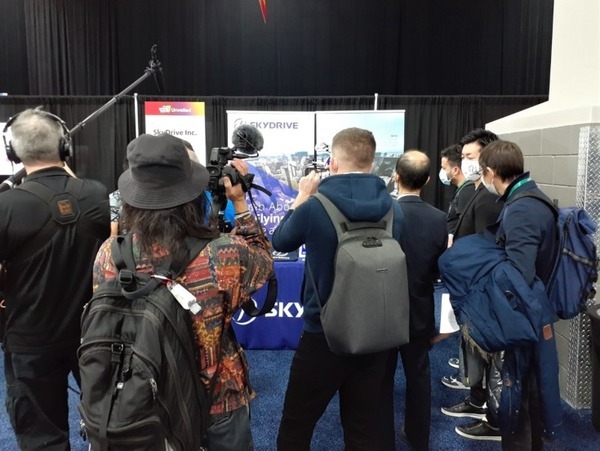 SkyDriveがCESで「空飛ぶクルマ」のフルスケール機を海外初展示　来場者の反応は?　2025年に大阪でエアタクシー事業開始めざす