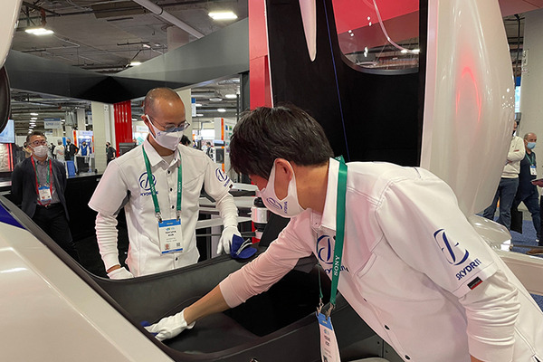 SkyDriveがCESで「空飛ぶクルマ」のフルスケール機を海外初展示　来場者の反応は?　2025年に大阪でエアタクシー事業開始めざす