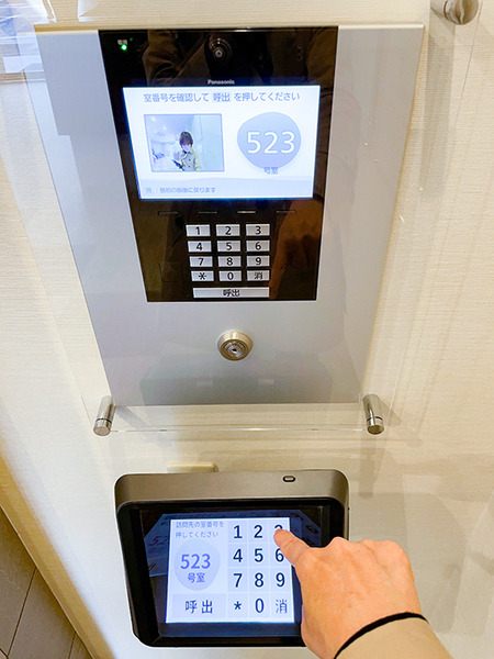 【業界初】飛び出る3D画面で空中タッチ操作「空中タッチインターホン」を公開　大和ハウス/パナソニック/アスカネットが共同実験