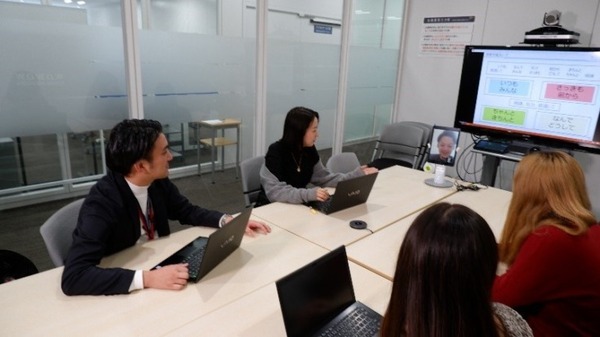 WOWOWコミュニケーションズが卓上型テレプレゼンスアバターロボット「kubi」と自走式テレロボ「Double3」導入、効果を発表
