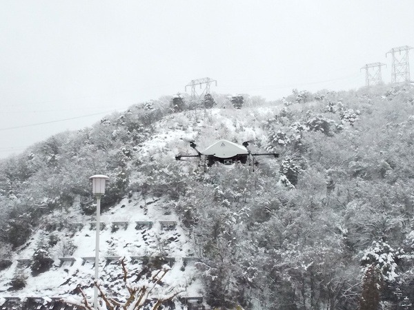 雪の中「ごはんセット」をドローンが届ける　福井県敦賀市でドローン配送によるスマート物流の実証実験