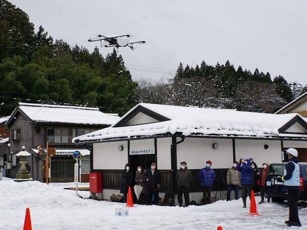 雪の中「ごはんセット」をドローンが届ける　福井県敦賀市でドローン配送によるスマート物流の実証実験