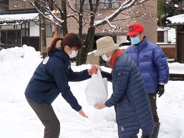 雪の中「ごはんセット」をドローンが届ける　福井県敦賀市でドローン配送によるスマート物流の実証実験