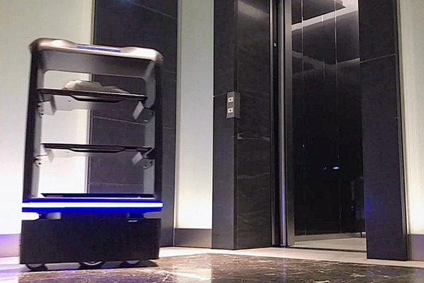 経産省と三菱地所 ロボットとエレベータが連携した「ロボットフレンドリー」な街づくりを本格化　NECやパナソニックのロボットでデモ公開