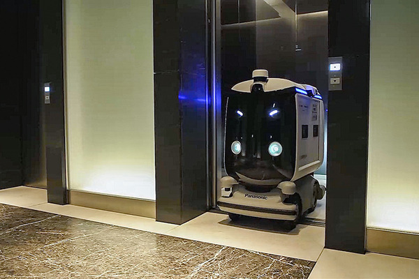 経産省と三菱地所 ロボットとエレベータが連携した「ロボットフレンドリー」な街づくりを本格化　NECやパナソニックのロボットでデモ公開