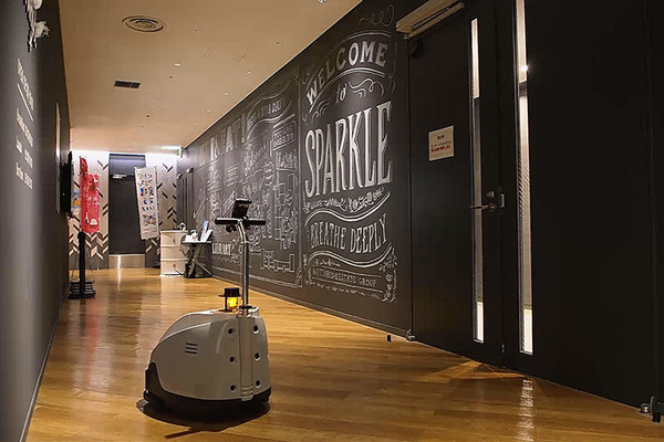 経産省と三菱地所 ロボットとエレベータが連携した「ロボットフレンドリー」な街づくりを本格化　NECやパナソニックのロボットでデモ公開
