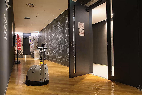 経産省と三菱地所 ロボットとエレベータが連携した「ロボットフレンドリー」な街づくりを本格化　NECやパナソニックのロボットでデモ公開