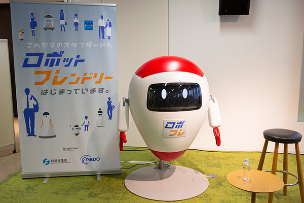 経産省と三菱地所 ロボットとエレベータが連携した「ロボットフレンドリー」な街づくりを本格化　NECやパナソニックのロボットでデモ公開