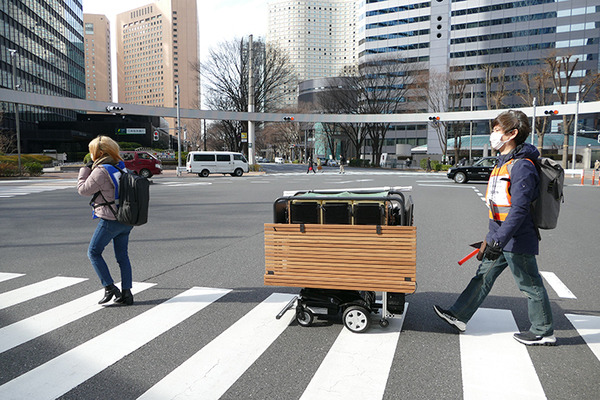 歩道を動く搬送ロボットの弁当販売「Furiuri」、西新宿で実施中　5G活用事業の一環