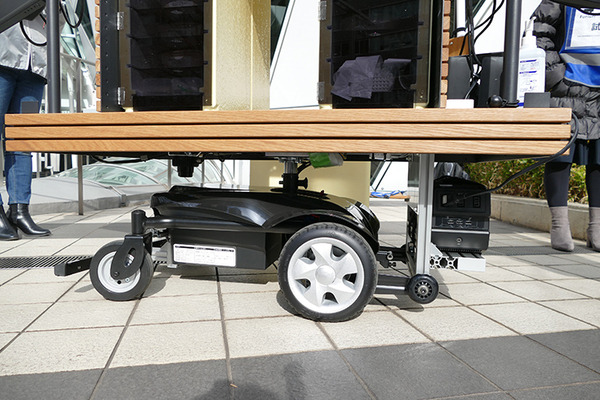 歩道を動く搬送ロボットの弁当販売「Furiuri」、西新宿で実施中　5G活用事業の一環