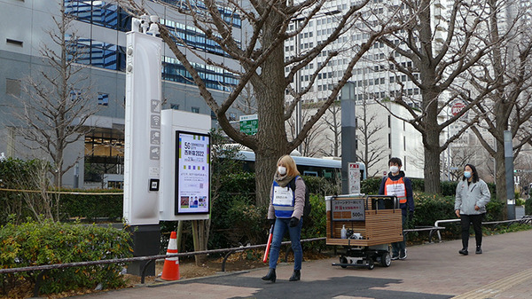 歩道を動く搬送ロボットの弁当販売「Furiuri」、西新宿で実施中　5G活用事業の一環