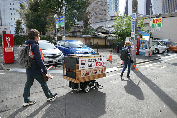 歩道を動く搬送ロボットの弁当販売「Furiuri」、西新宿で実施中　5G活用事業の一環