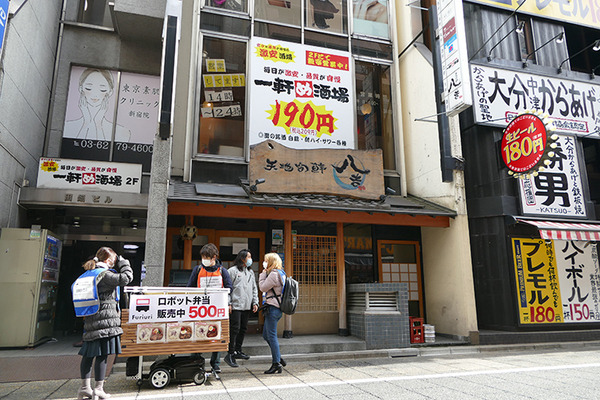 歩道を動く搬送ロボットの弁当販売「Furiuri」、西新宿で実施中　5G活用事業の一環