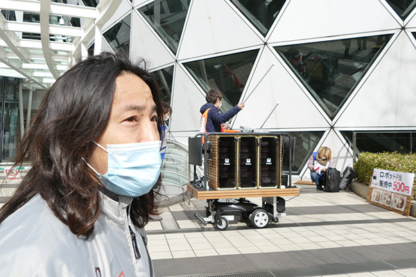 歩道を動く搬送ロボットの弁当販売「Furiuri」、西新宿で実施中　5G活用事業の一環